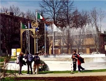 90F_01_02_pennoni_per_bandiere_di_alluminio_con_pomo_a_cupola_ramata_con_fontana_luminosa_e_acqua_dnzante_(riproduzione_vietata)