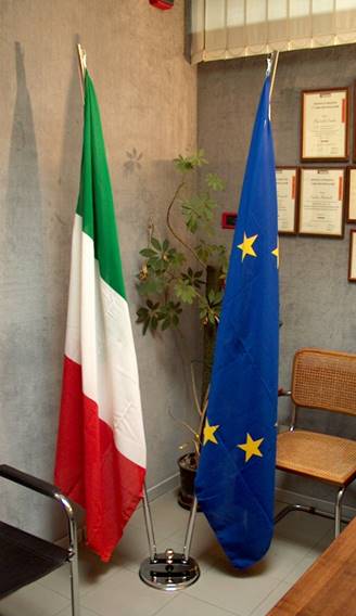 aste_da_ufficio_in_acciaio_cromato_le_piantane_possono_essere_composte_da un'asta_o_pi_aste_(riproduzione_vietata)